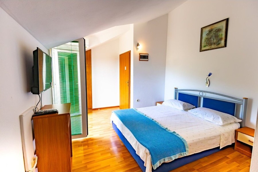 Chambre avec lit double et télévision