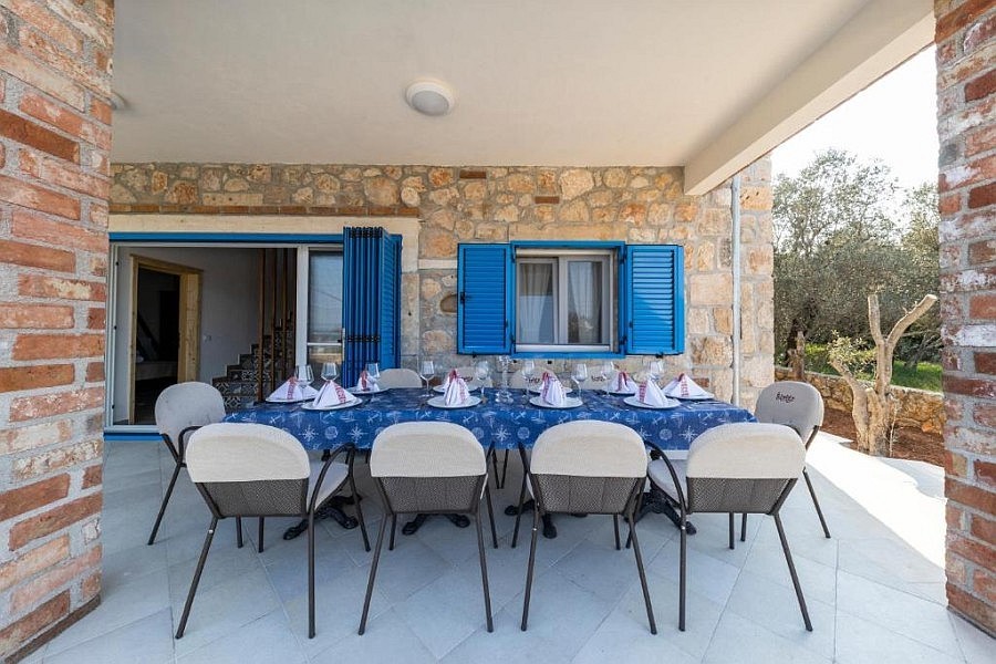 Terrasse couverte avec grande table à manger