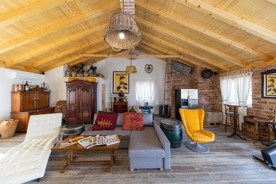 Salon à l'étage avec plafond en bois