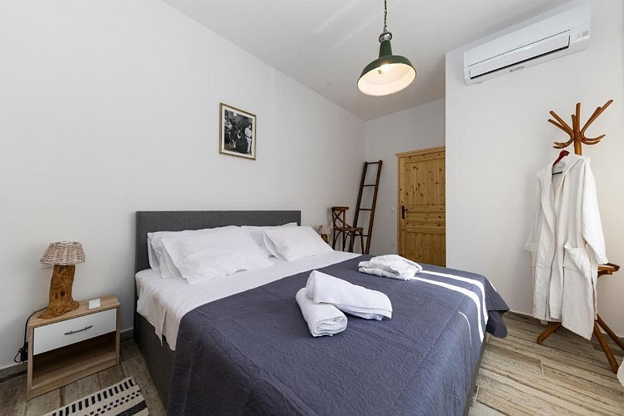 Chambre avec lit double et climatisation