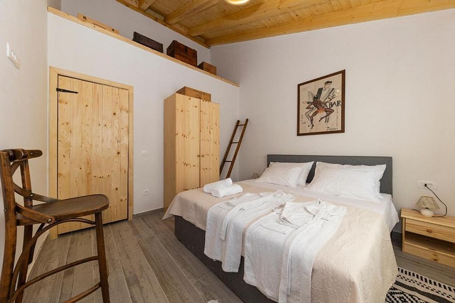 Chambre avec plafond en bois et armoire