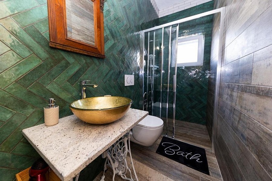 Salle de bains avec douche et carreaux verts