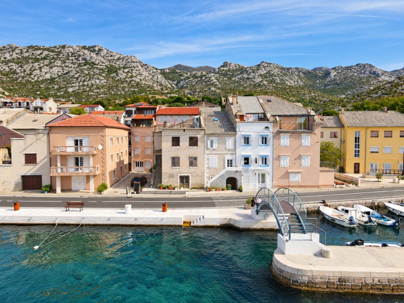 Maison en pierre en première ligne de mer sur le port de Karlobag, golfe du Kvarner