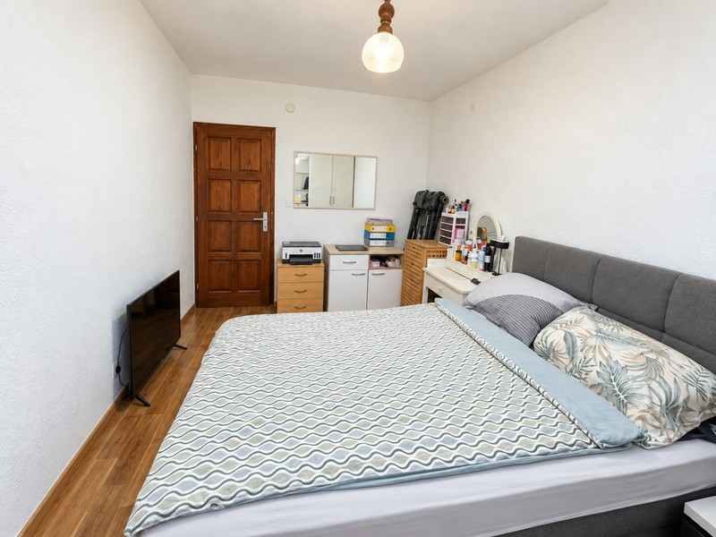 Chambre avec lit double et télévision