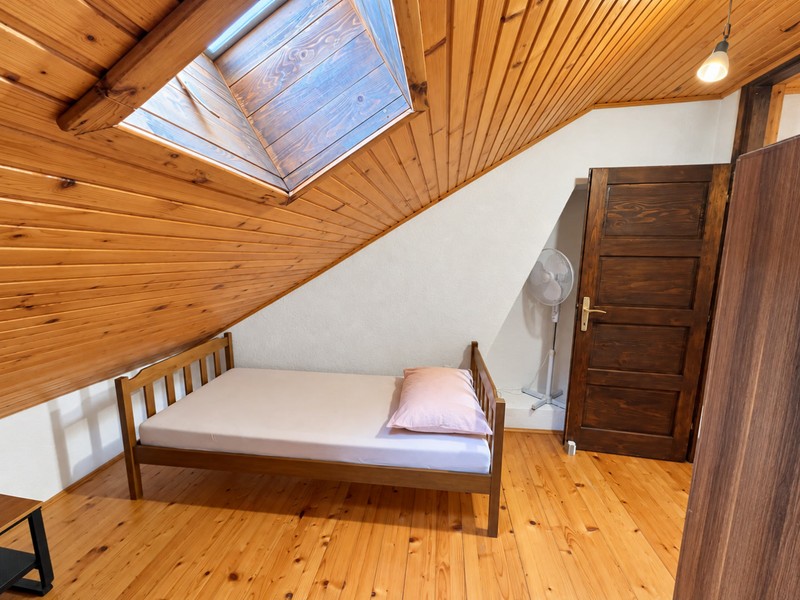 Chambre sous les combles avec lit simple