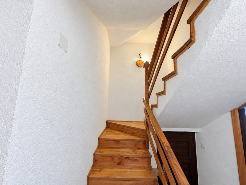 Cage d'escalier avec escalier en bois