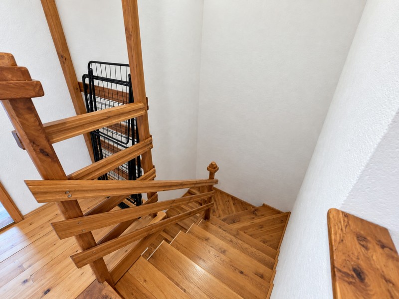 Escalier en bois menant aux combles