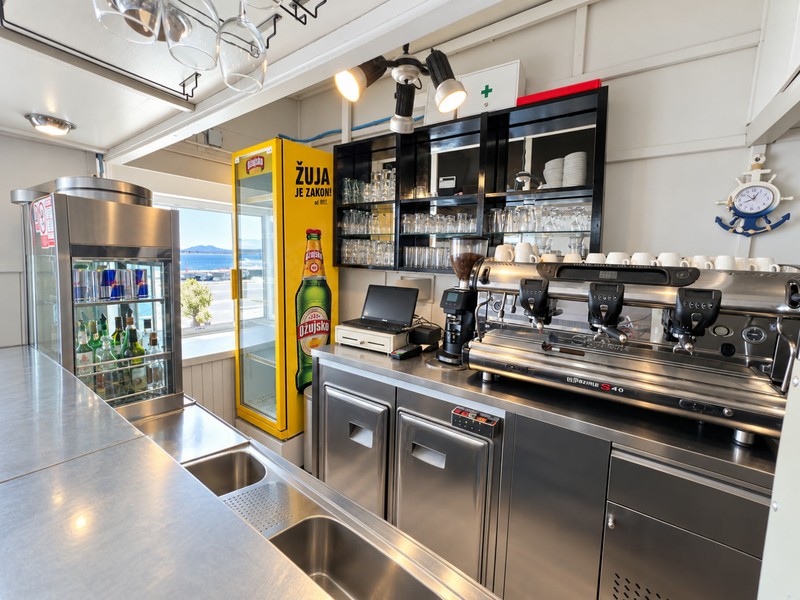 Comptoir avec machine à café dans le local