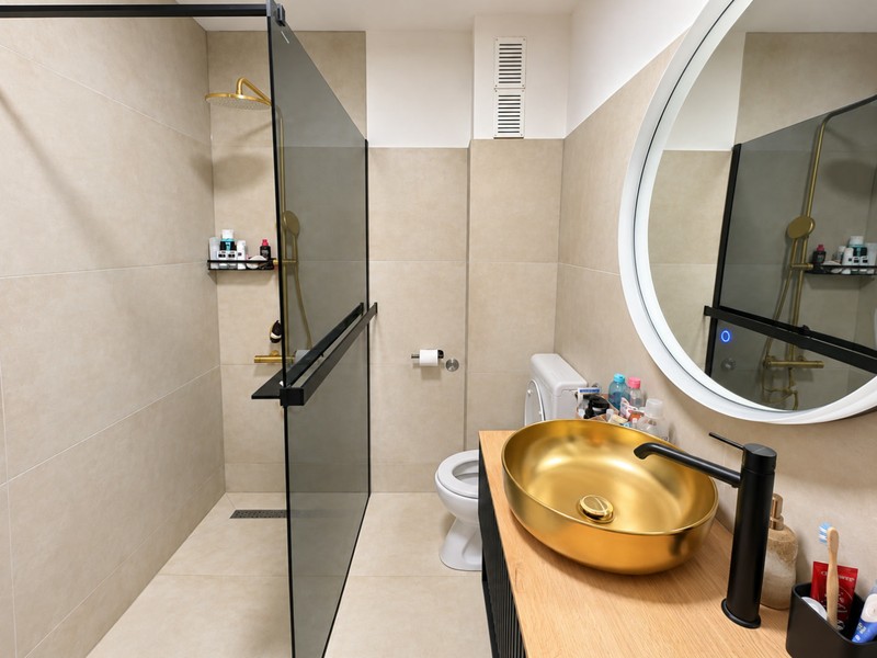 Salle de bains avec douche et vasque