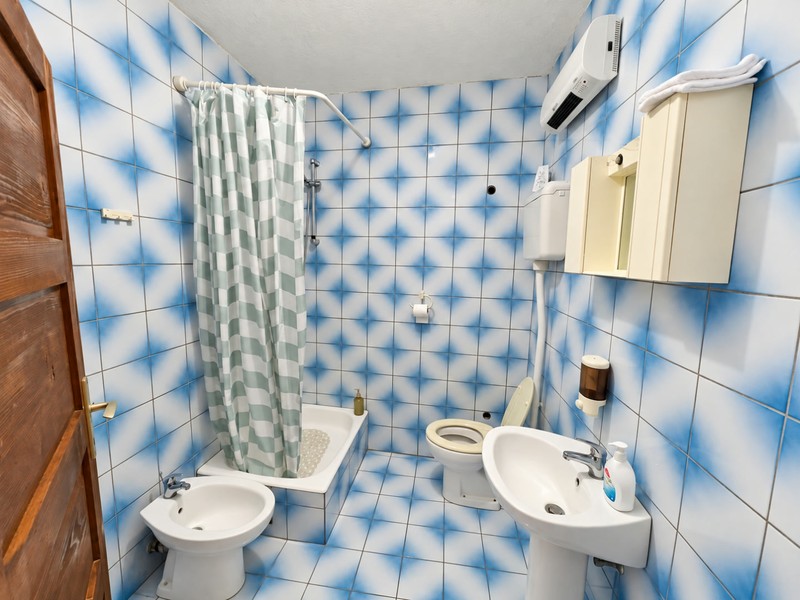 Salle de bains avec carreaux bleus
