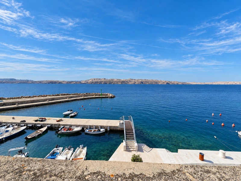Vue depuis le toit-terrasse sur le port et la mer