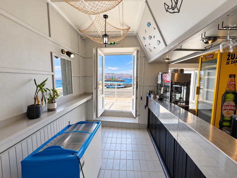 Salle du local avec comptoir