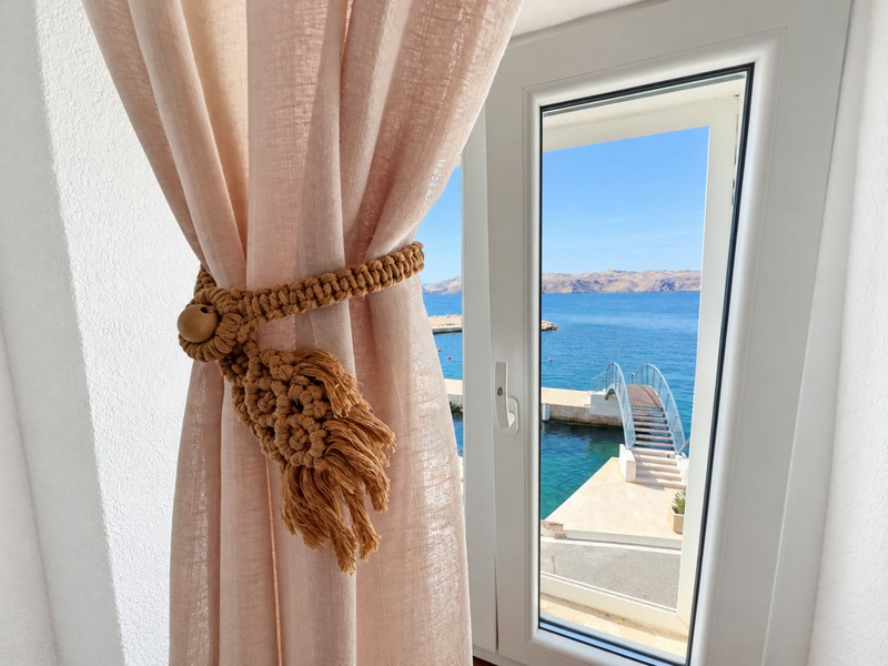 Porte donnant sur le balcon avec vue sur la mer