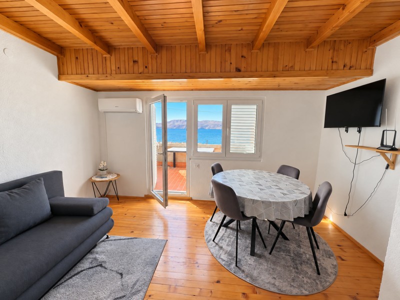 Salon avec accès à la terrasse
