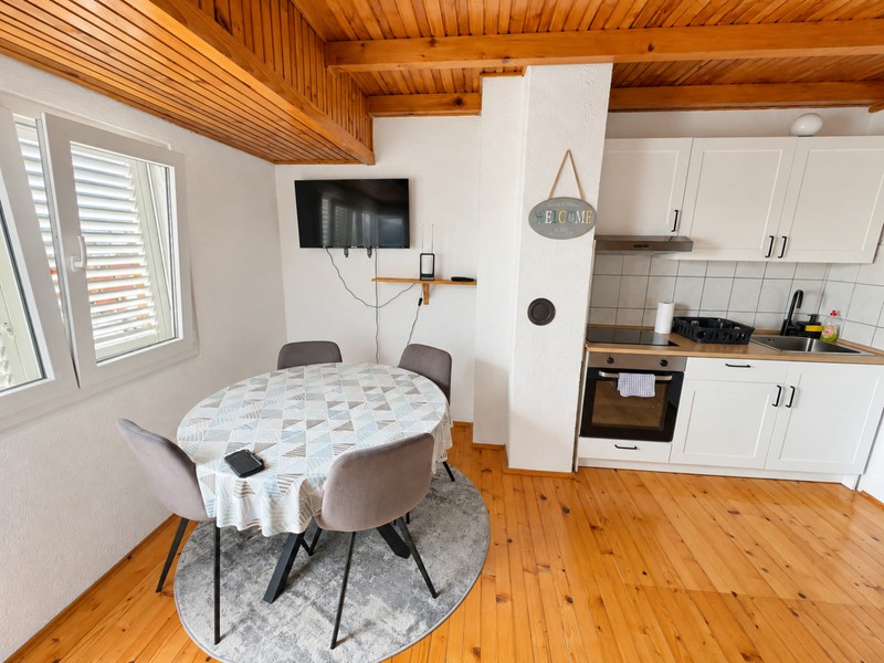 Cuisine avec table à manger ronde