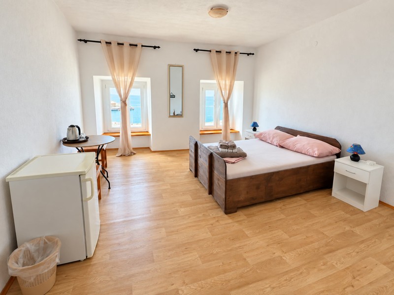 Chambre lumineuse avec parquet