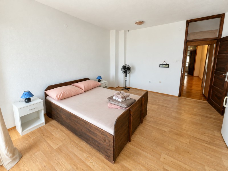Chambre avec lit double et ventilateur