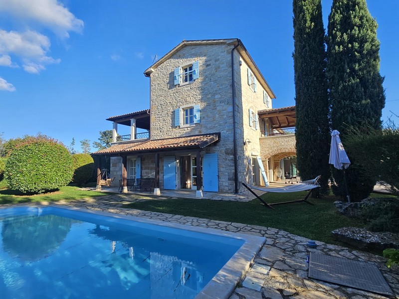 Maison en pierre avec piscine, cyprès et hamac