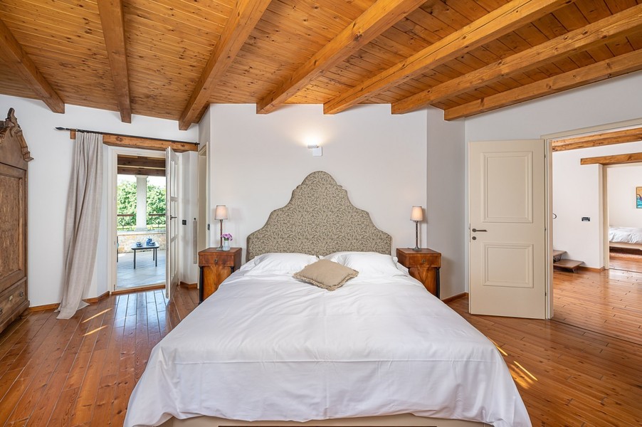 Chambre avec lit double et accès au balcon
