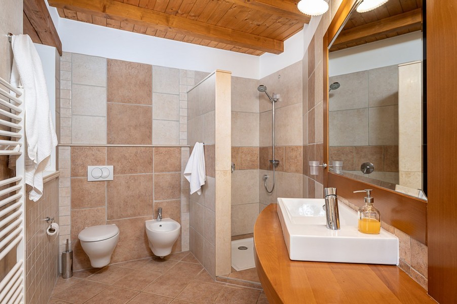 Salle de bains avec douche, WC, bidet et lavabo