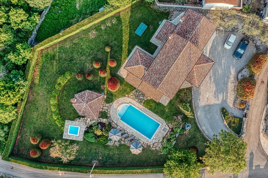 Terrain vu d'en haut avec piscine, pavillon et petit bassin