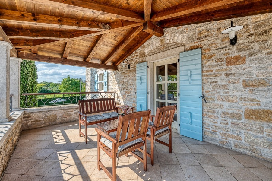 Terrasse avec meubles en bois et vue sur la verdure