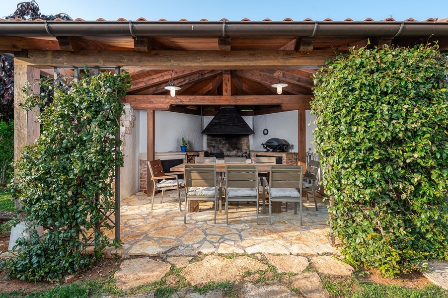 Pavillon de jardin avec grill maçonné et dalles en pierre