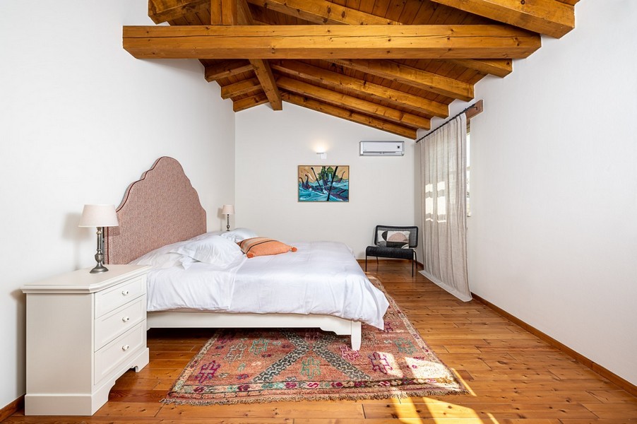 Chambre avec commode, tapis et tableau
