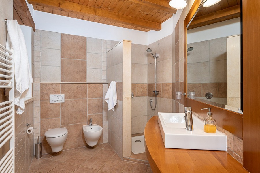 Salle de bains avec douche à l'italienne et sèche-serviettes