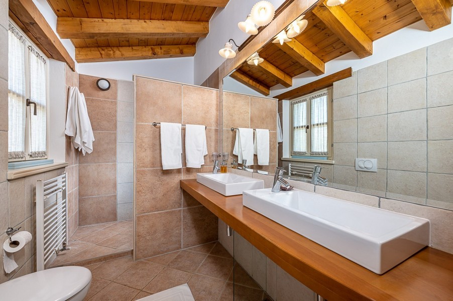 Salle de bains avec miroir, fenêtre et douche