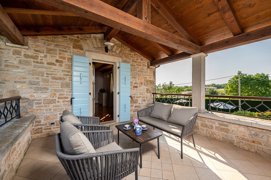 Balcon à l'étage avec sièges gris