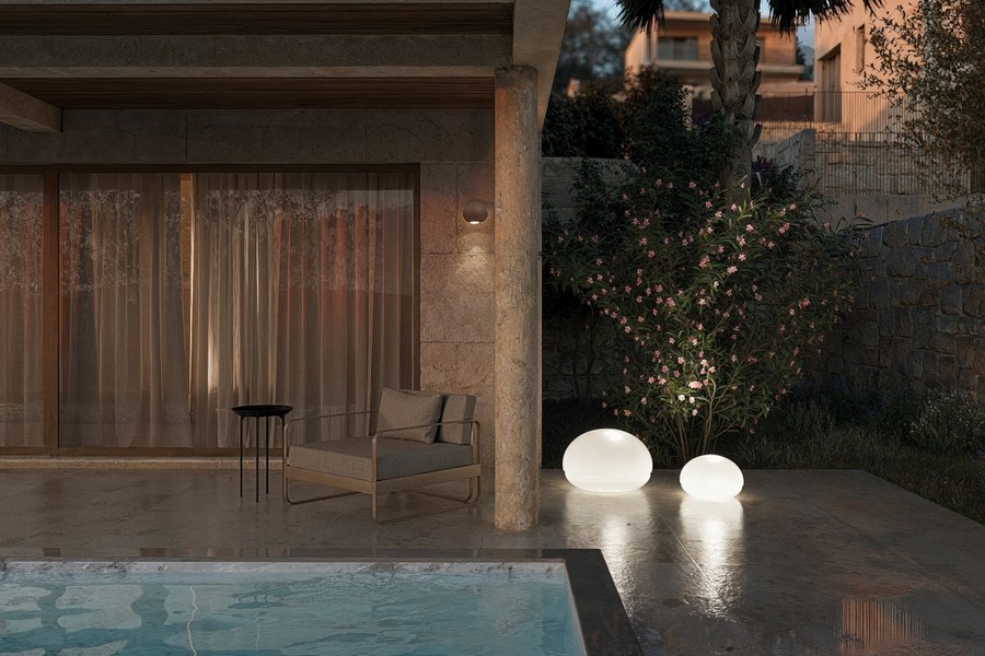 Piscine éclairée et coin salon le soir