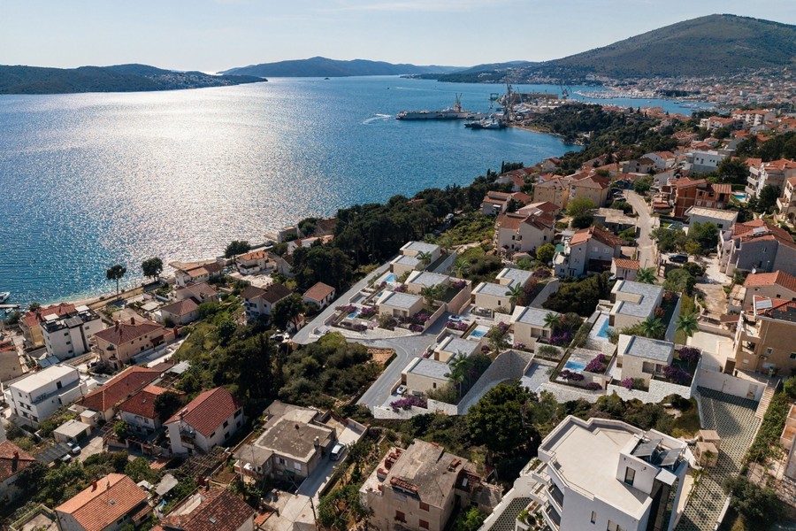 Vue aérienne de la côte et de la baie de Trogir