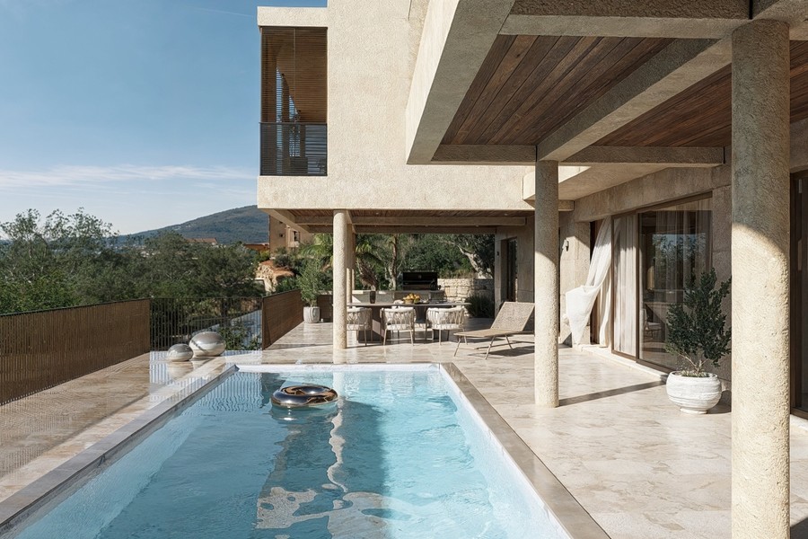Piscine avec solarium à côté de la terrasse