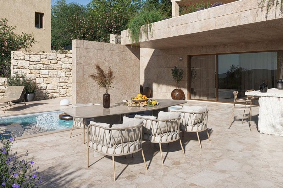 Table à manger en plein air à côté de la piscine