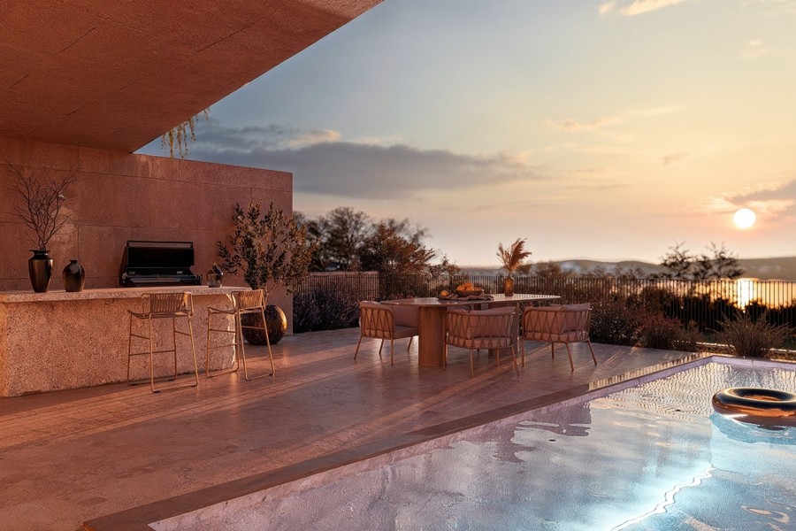 Terrasse avec cuisine extérieure au coucher du soleil