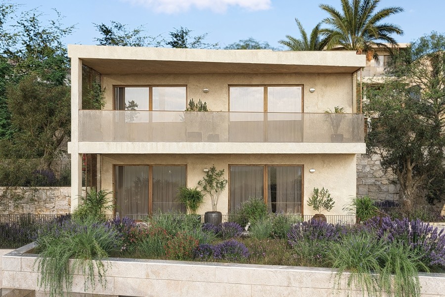Façade avec garde-corps en verre et jardin