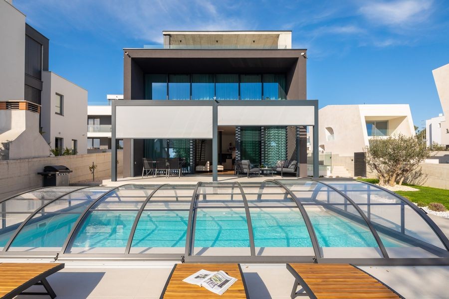 Villa avec couverture de piscine et bains de soleil