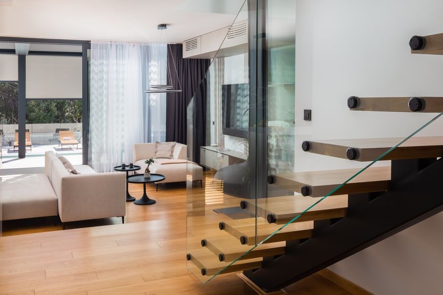 Escalier flottant avec garde-corps en verre