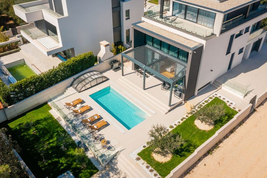 Vue aérienne de la villa avec piscine et jardin