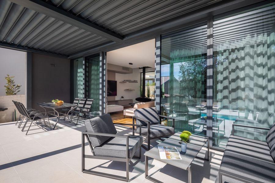 Terrasse sous la pergola avec lounge