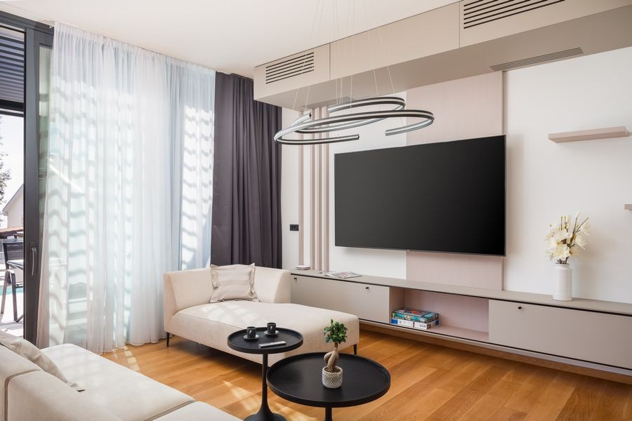 Salon avec télévision et lustre suspendu