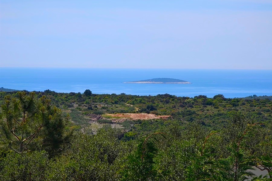 Vue mer sur les îles devant Primosten