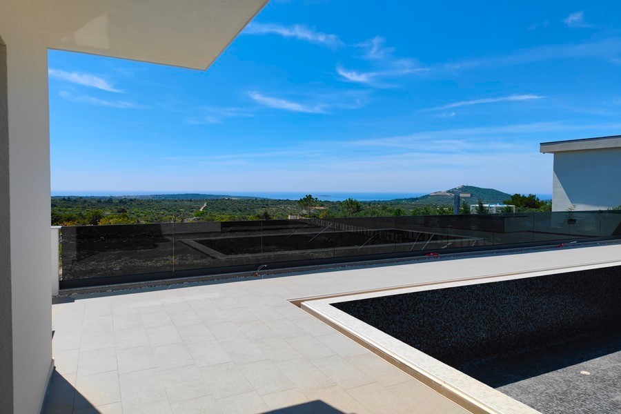 Terrasse au bord de la piscine avec vue mer