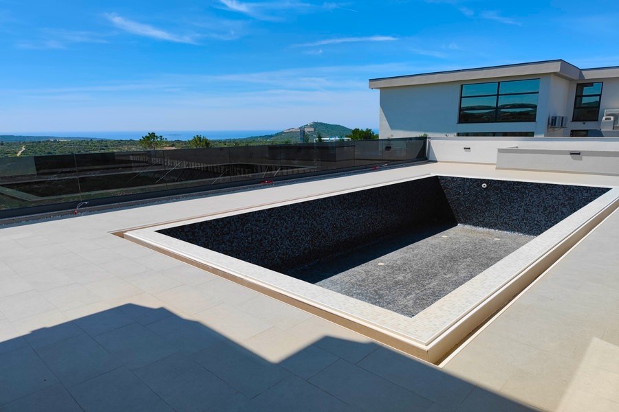Piscine en construction à côté de la villa
