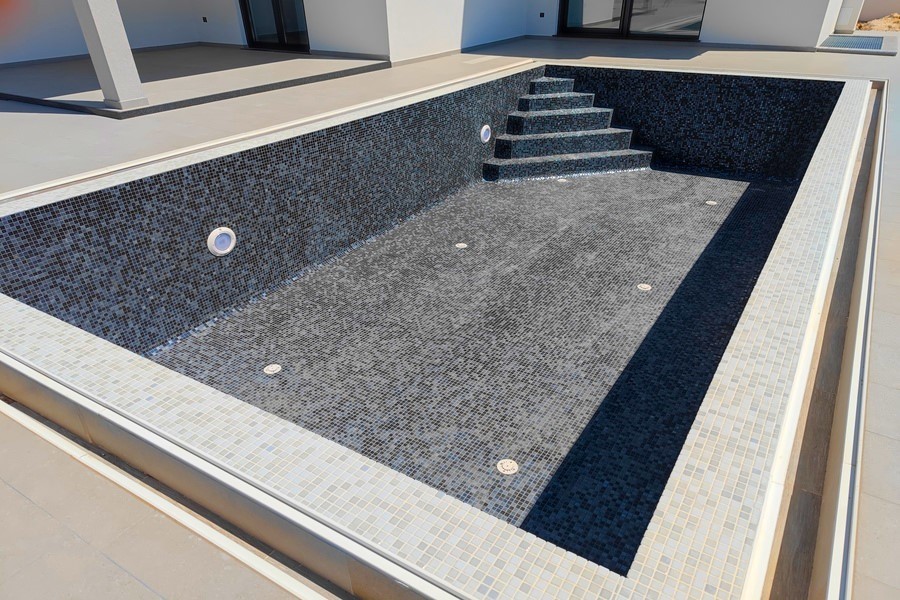 Bassin de piscine avec carreaux de mosaïque et escalier