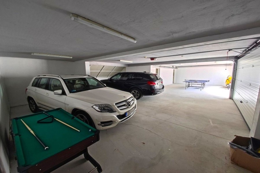 Garage pouvant accueillir plusieurs voitures