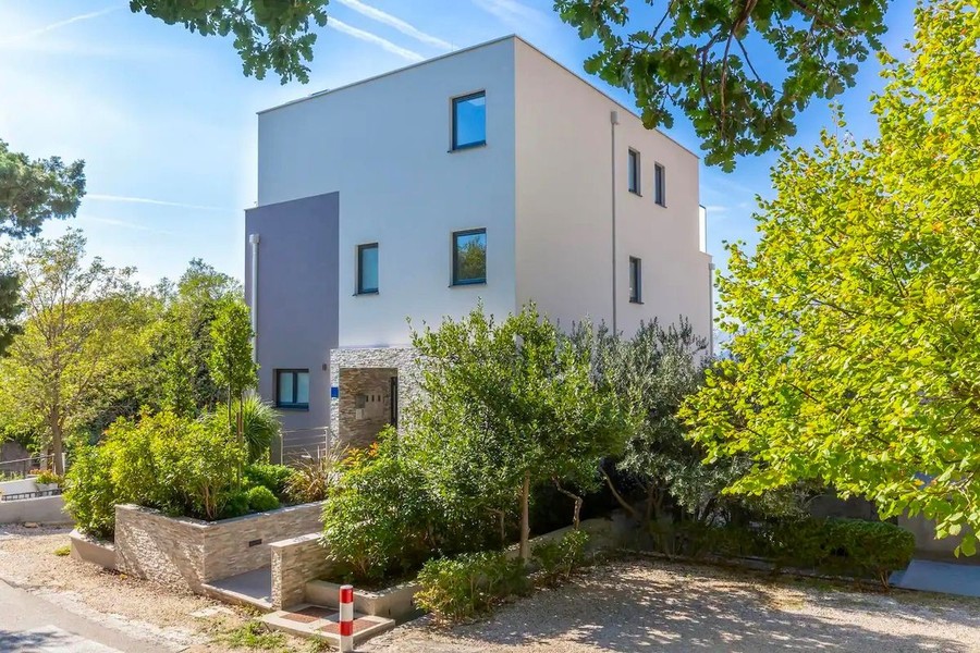 Villa moderne à flanc de colline avec jardin