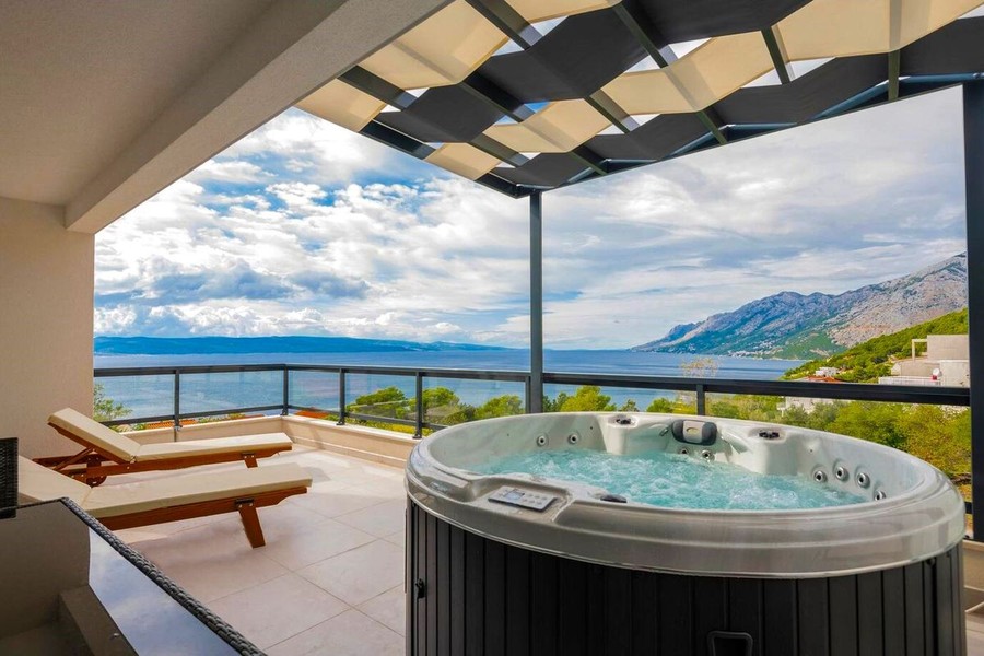 Jacuzzi sur la terrasse couverte avec vue mer