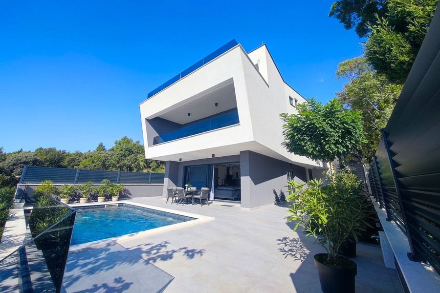 Villa moderne avec piscine et terrasse solarium